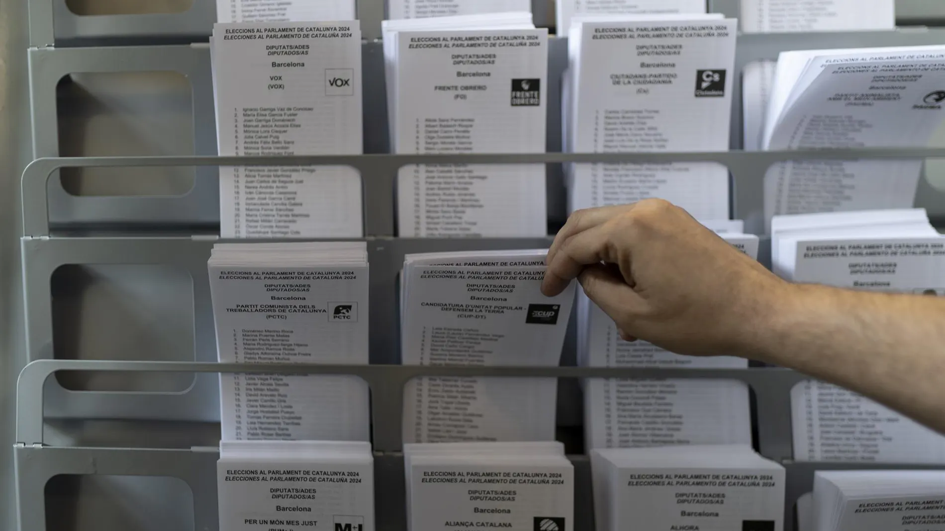 La imagen del día: la elección de la papeleta para votar