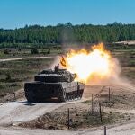 Un carro Leopardo 2E español realizan un disparo en Letonia 