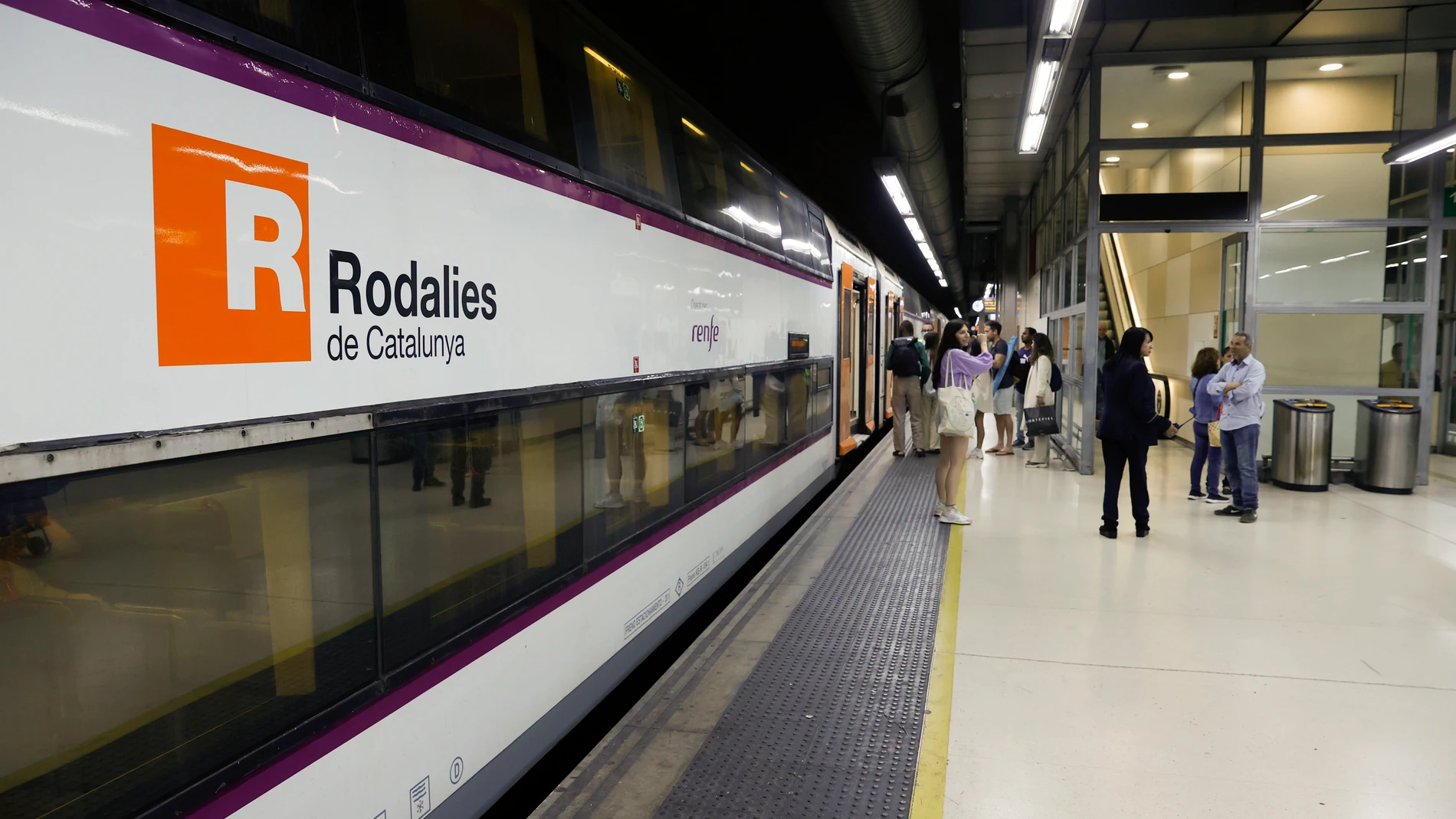 BARCELONA, 12/05/2024.- Andenes estación de Sants hoy domingo 12 de febrero. El gestor de infraestructuras Adif ha informado de que no puede establecer una previsión de recuperación del tráfico de trenes de Rodalies en la ciudad de Barcelona "dada la gravedad, dispersión y alcance de los daños provocados" por el robo de cobre esta madrugada en la red ferroviaria. Un nuevo robo de cobre, que ha ocasionado una "sobretensión" en el área de Montcada Bifurcación (Barcelona), provoca este domingo c...