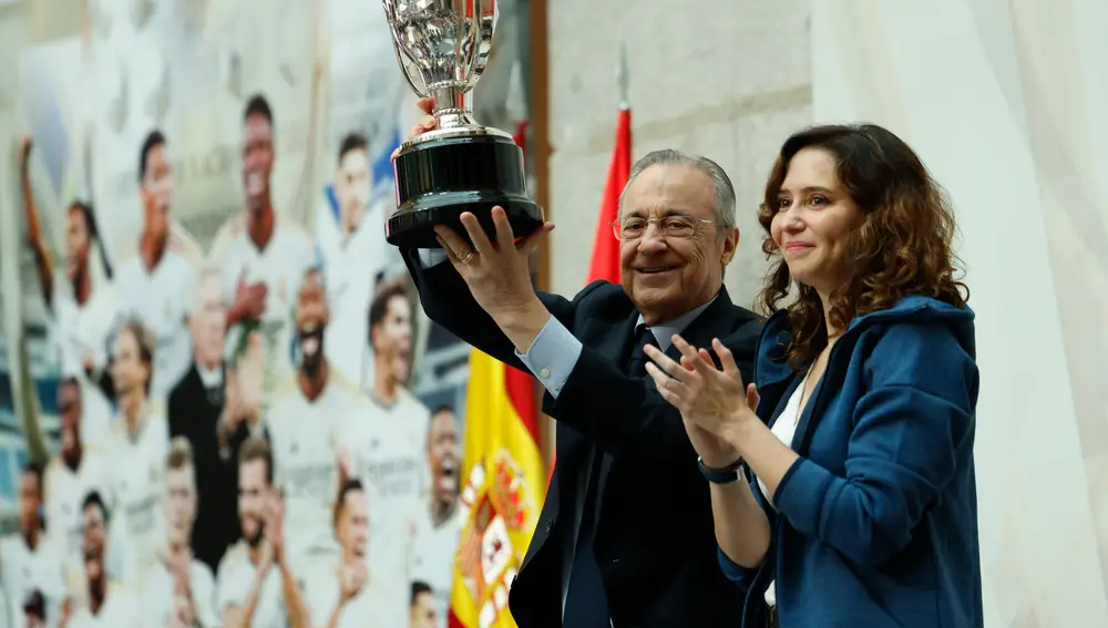 El Real Madrid recibe el trofeo de su trigésimo sexta Liga e inicia las celebraciones