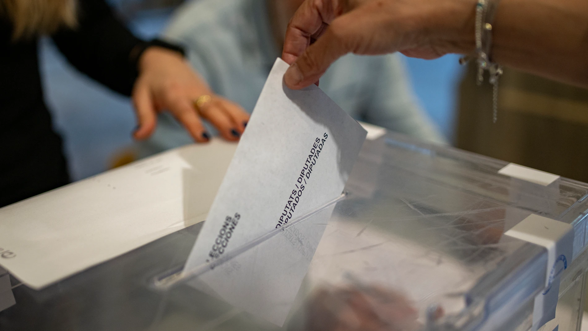 Una persona ejerce su derecho a voto en la Universitat de Barcelona, a 12 de mayo de 2024, en Barcelona, Catalunya (España). Casi seis millones de catalanes han sido llamados a las urnas hoy, 12 de mayo, para elegir a su nuevo presidente autonómico para los próximos cuatro años. Hay 135 escaños en juego, en la que será la XIV legislatura de Cataluña, por lo que los candidatos de los diferentes partidos deben alcanzar una mayoría absoluta de 68 escaños para hacerse con la Presidencia. 12 MAYO...