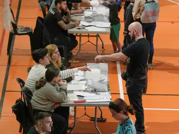 Jornada electoral en Cataluña BARCELONA, 12/05/2024.-Votantes en la escuela Grevol este domingo. Más de cinco millones de ciudadanos están llamados este domingo a las urnas en las elecciones catalanas, en las que parte como favorito el socialista Salvador Illa y en las que se dirime si la gobernabilidad sigue en base a la suma de los partidos independentistas.EFE/ Alejandro García