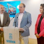 Firma de un acuerdo de colaboración entre el Ayuntamiento de Segovia y el Parque de Atracciones de Madrid. En la imagen, el concejal de Educación y Juventud, Sergio Calleja, el director del Parque de Atracciones de Madrid, Juan Romero, y la directora de eventos de España del grupo Parques Reunidos, Cristina López
