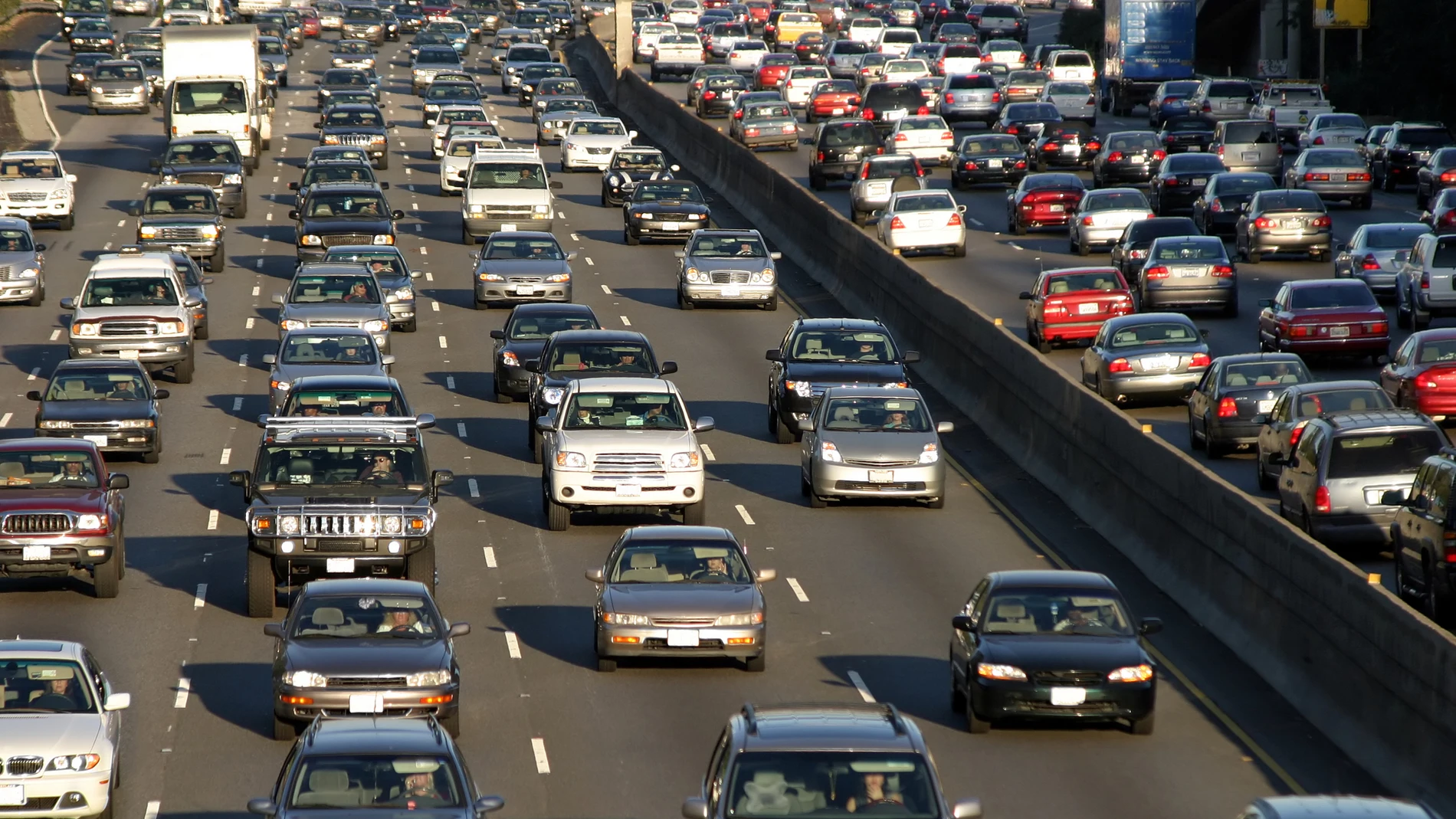 Con la superpoblación de muchas ciudades, en ocasiones es muy complicado conducir debido a los atascos y un tráfico masivo