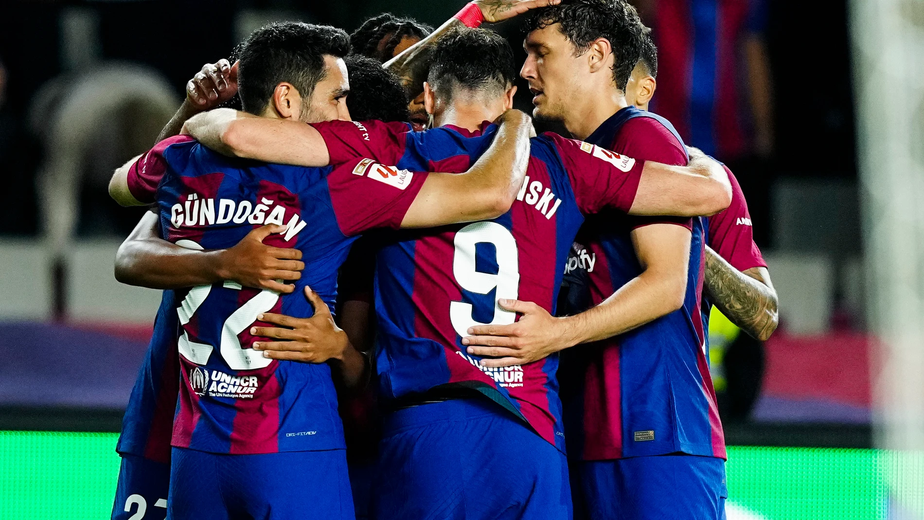 BARCELONA, 13/05/2024.- Los jugadores del FC Barcelona celebran el primer gol del equipo blaugrana durante el encuentro correspondiente a la jornada 35 de primera división que disputan hoy lunes FC Barcelona y Real Sociedad en el estadio Olímpico Lluis Companys, en Barcelona. EFE / Enric Fontcuberta.