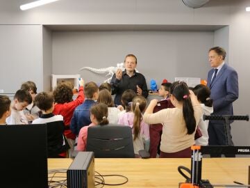 El alcalde de Salamanca, Carlos Garc&iacute;a Carbayo, visita a los escolares participantes en los talleres