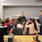 El alcalde de Salamanca, Carlos García Carbayo, visita a los escolares que han participado en los talleres
