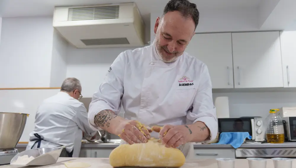 Taller para aprender a hacer rosquillas en ASEMPAS. David Jar