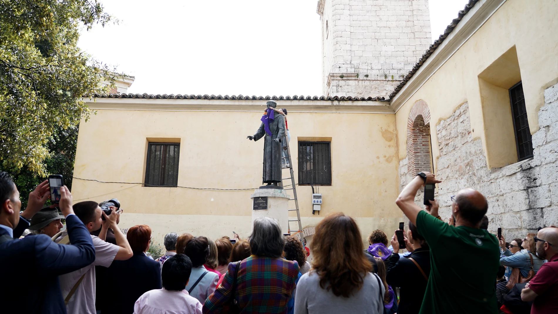 Cientos de vallisoletanos junto a la estatua de San Pedro Regalado en la Plaza del Salvador de Valladolid