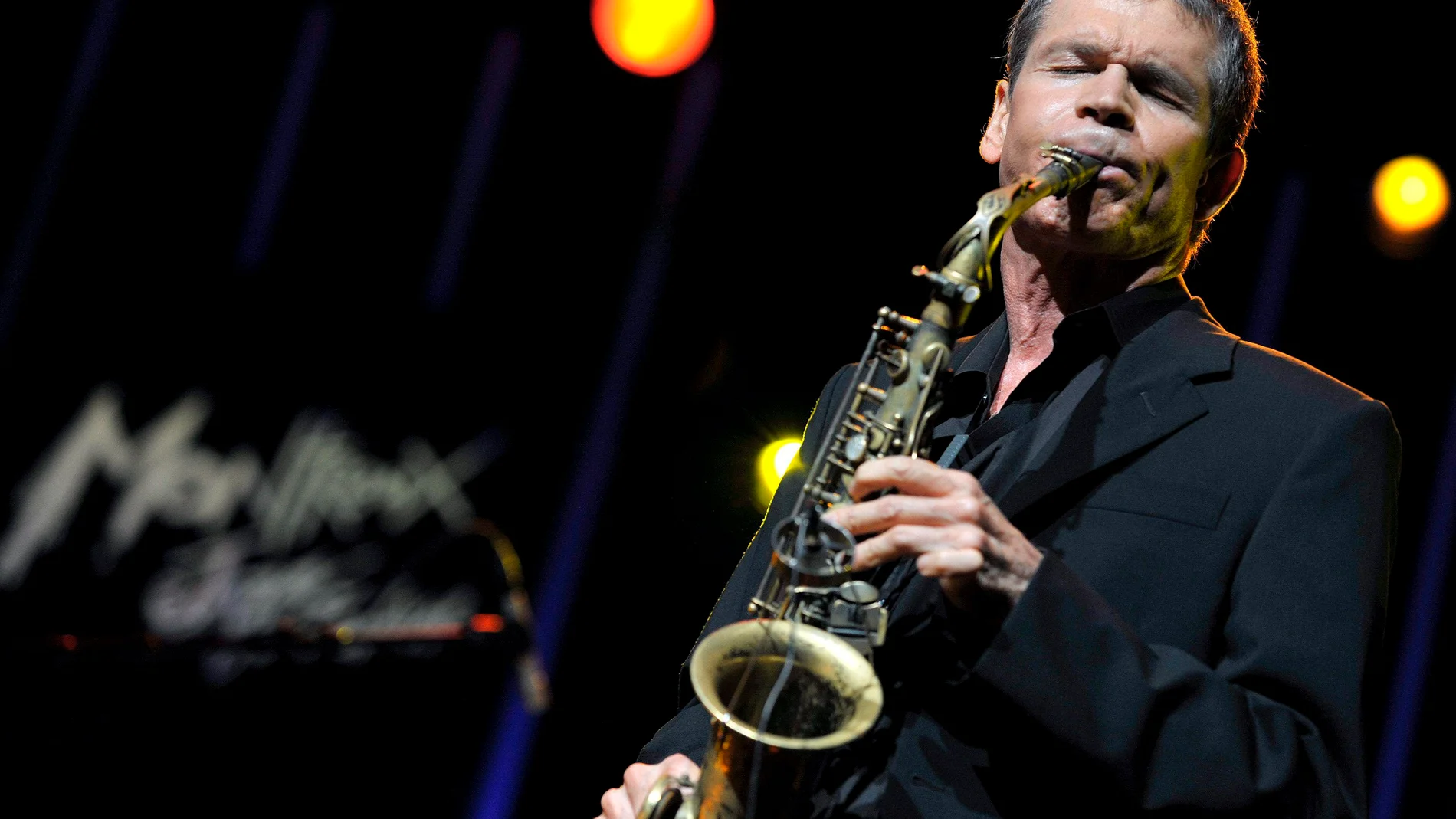 MON104. MONTREUX (SUIZA), 13/05/2024.- Fotografía de archivo fechada el 9 de julio de 2009 que muestra al saxofonista estadounidense David Sanborn mientras actúa en el escenario Stravinski Hall durante el Festival de Jazz de Montreux (Suiza). El saxofonista estadounidense David Sanborn, ganador de seis premios Grammy y cuya obra abarcó varios géneros, falleció a los 78 años por complicaciones derivadas de un cáncer de próstata, informaron este lunes sus representantes. EFE/ Martial Trezzini