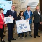 Alfonso Rueda y la alcaldesea de Santiago Goretti Sanmartín (izquierda) acompañan a Milagros Miní (derecha), peregrina 100.000 de 2024.