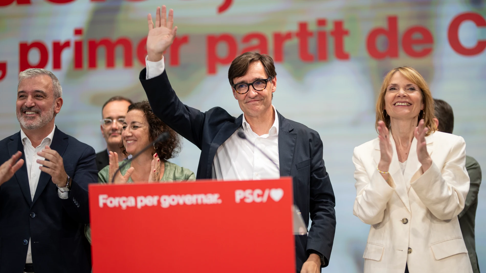 El líder del PSC y candidato del partido a la Presidencia de la Generalitat, Salvador Illa (c), durante el seguimiento de la jornada electoral de elecciones autonómicas de Cataluña, en la sede del PSC, a 12 de mayo de 2024, en Barcelona, Catalunya (España). Casi seis millones de catalanes han sido llamados a las urnas hoy, 12 de mayo, para elegir a su nuevo presidente autonómico para los próximos cuatro años. Hay 135 escaños en juego, en la que será la XIV legislatura de Cataluña, por lo que ...