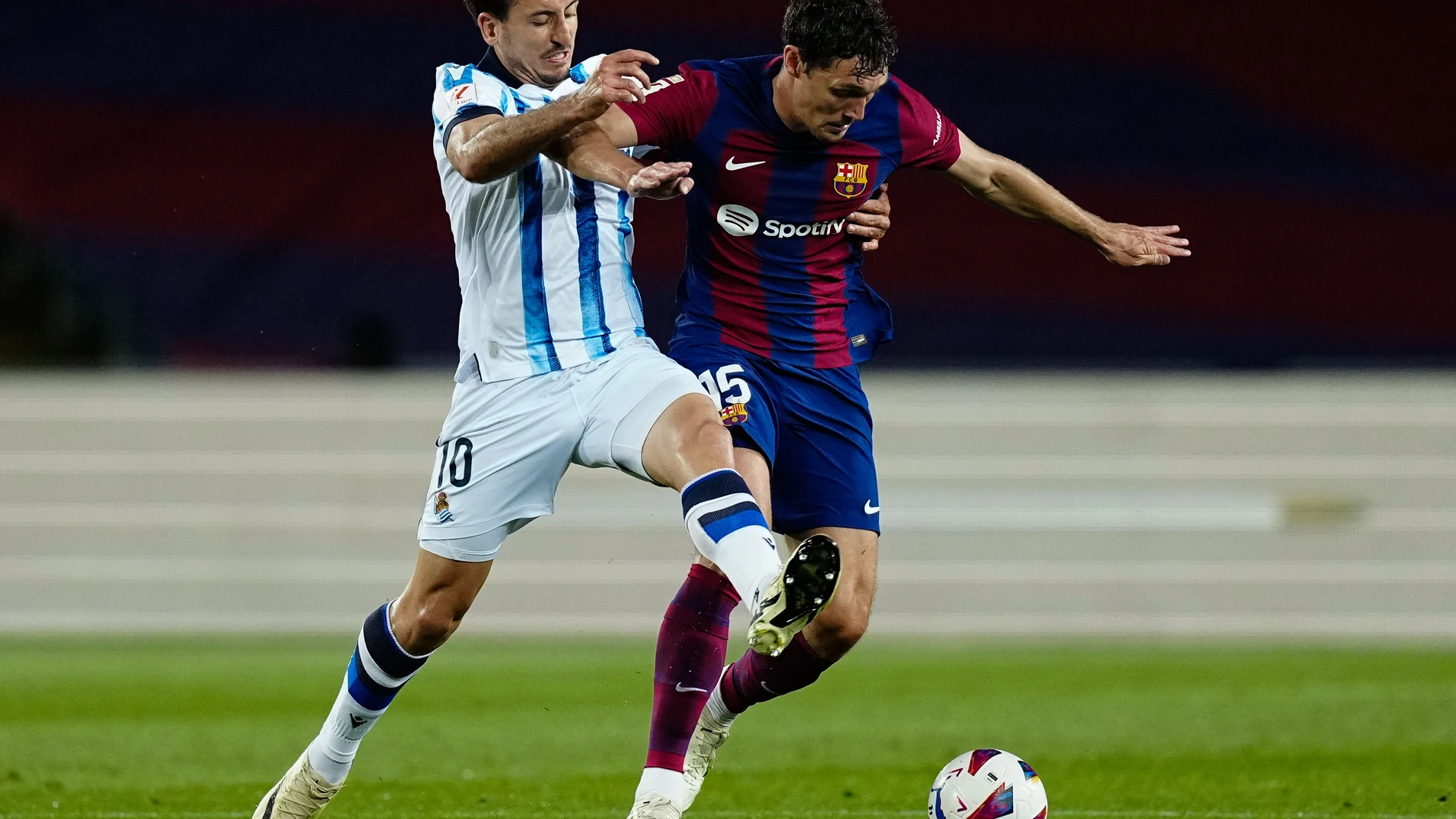 BARCELONA, 13/05/2024.- El defensa danés del FC Barcelona, Andreas Christensen (d) pelea un balón con el delantero de la Real Sociedad Mikel Oyarzabal, durante el encuentro correspondiente a la jornada 35 de primera división que disputan hoy lunes FC Barcelona y Real Sociedad en el estadio Olímpico Lluis Companys, en Barcelona. EFE / Enric Fontcuberta.