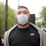 Matthew Trickett, también acusado como Matthew Trickett, abandona la corte de Londres el 13 de mayo