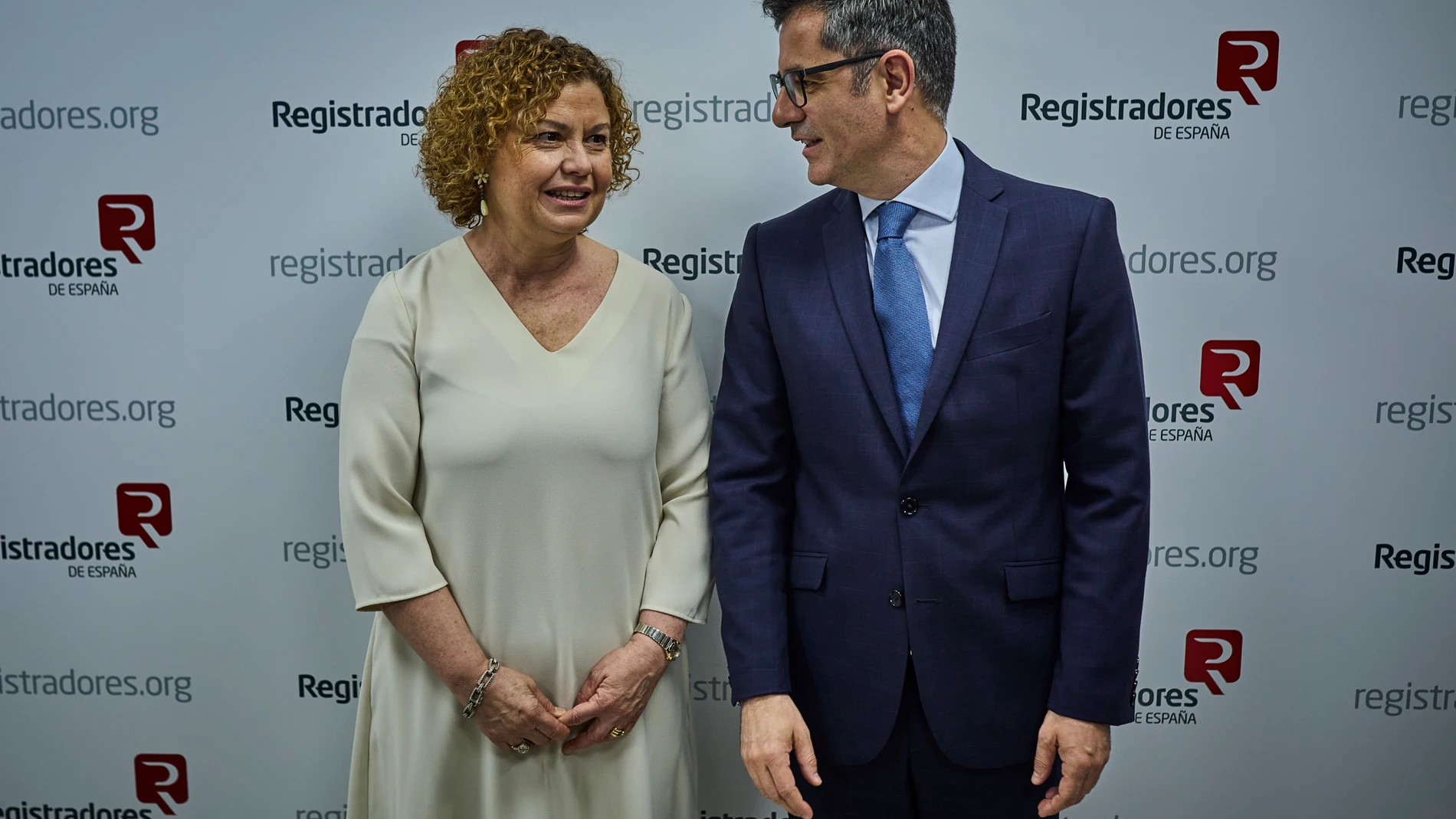 La decana del Colegio de Registradores, María Emilia Adán junto al ministro de Presidencia, Justicia y Relaciones con las Cortes, Félix Bolaños