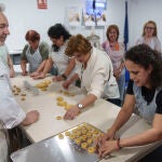 Taller para aprender a hacer rosquillas en ASEMPAS. David Jar