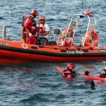 Entrenan un simulacro de incendio, vertido y rescata de un megacrucero en Cartagena