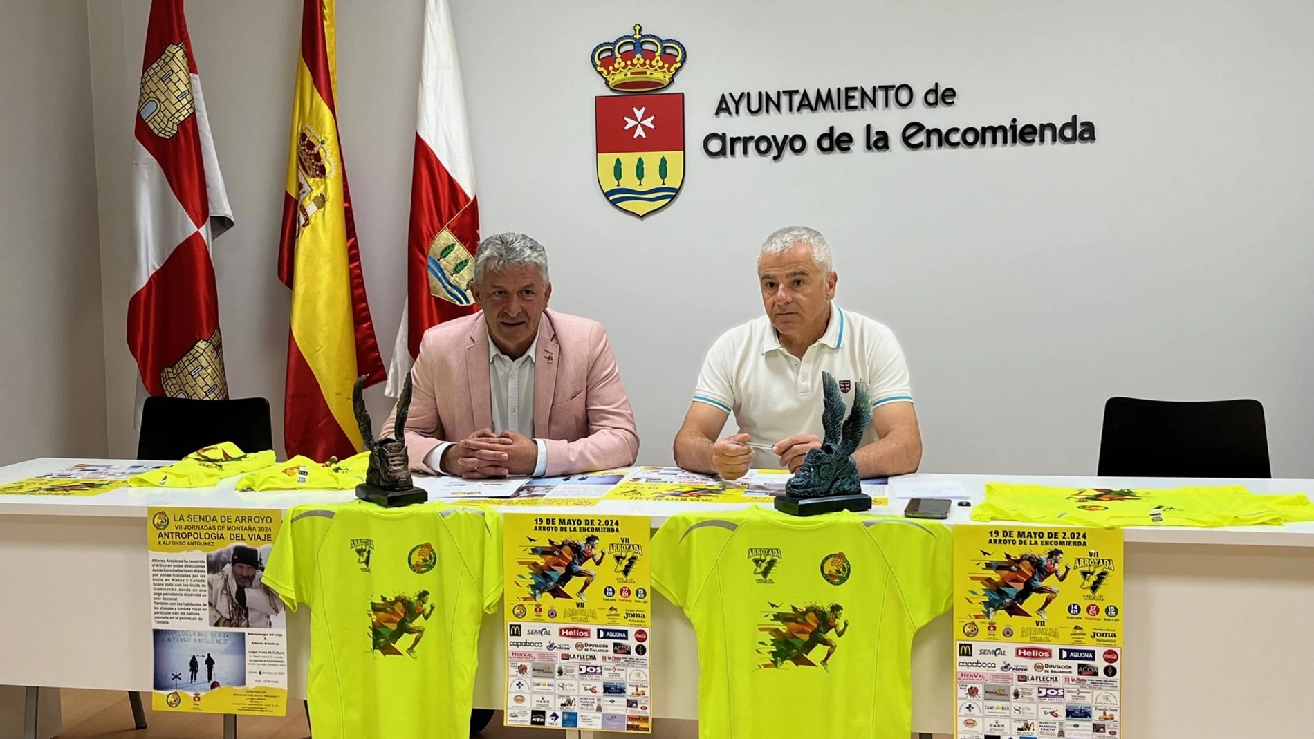 El Alcalde de Arroyo de la Encomienda Sarbelio Fernández, y el presidente de la asociación La Senda de Arroyo, Sebastián Nogales, presentan la prueba