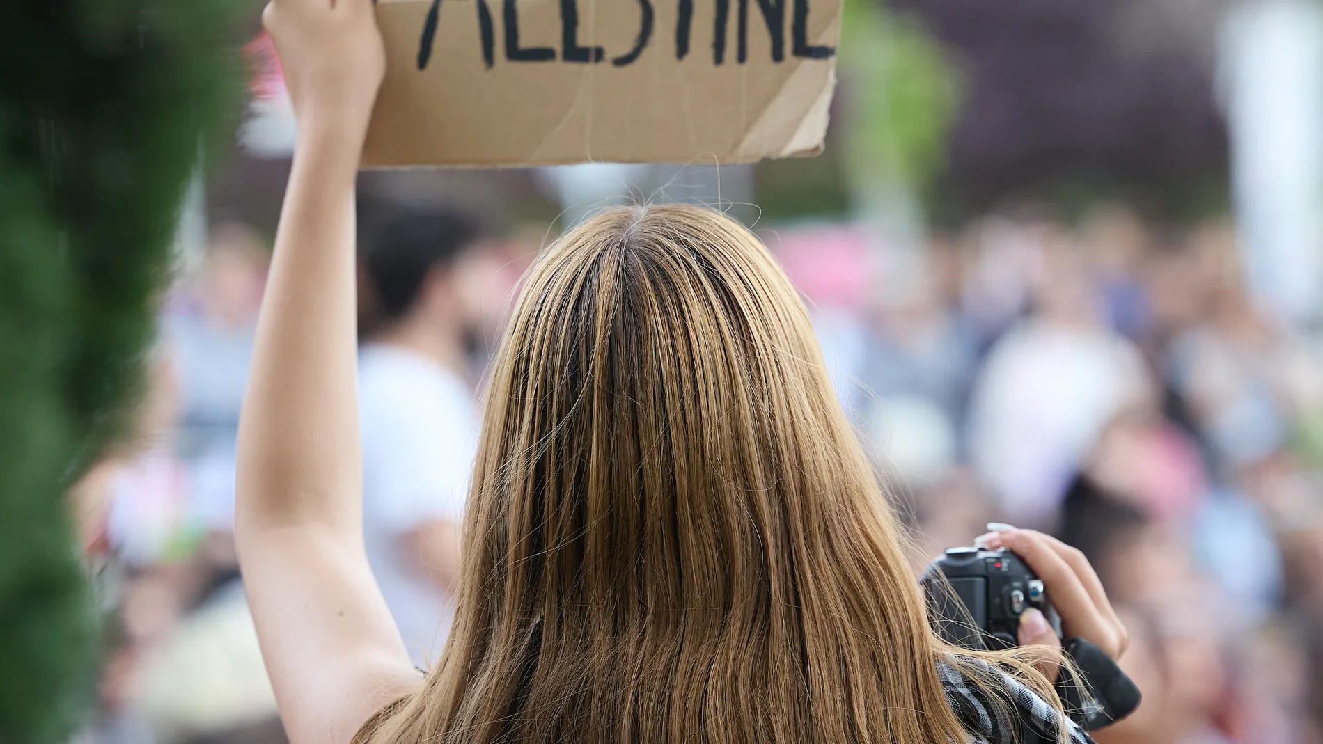 Una persona con un cartel durante la concentración en solidaridad por el pueblo palestino, en el campus de Ciudad Universitaria, a 14 de mayo de 2024, en Madrid (España). Dicha manifestación está convocada por ‘Acampada por Palestina’ frente a la acampada que hay en la Universidad Complutense desde el pasado 7 de mayo de 2024, día en que el movimiento en apoyo al pueblo palestino de los estudiantes de Estados Unidos empezó a surgir en las universidades de España con acampadas y protestas de e...