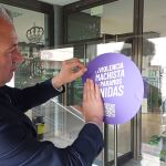 El delegado del Gobierno en Castilla y León, Nicanor Sen, coloca el distintivo que convierte a las dependencias en un espacio seguro para víctimas