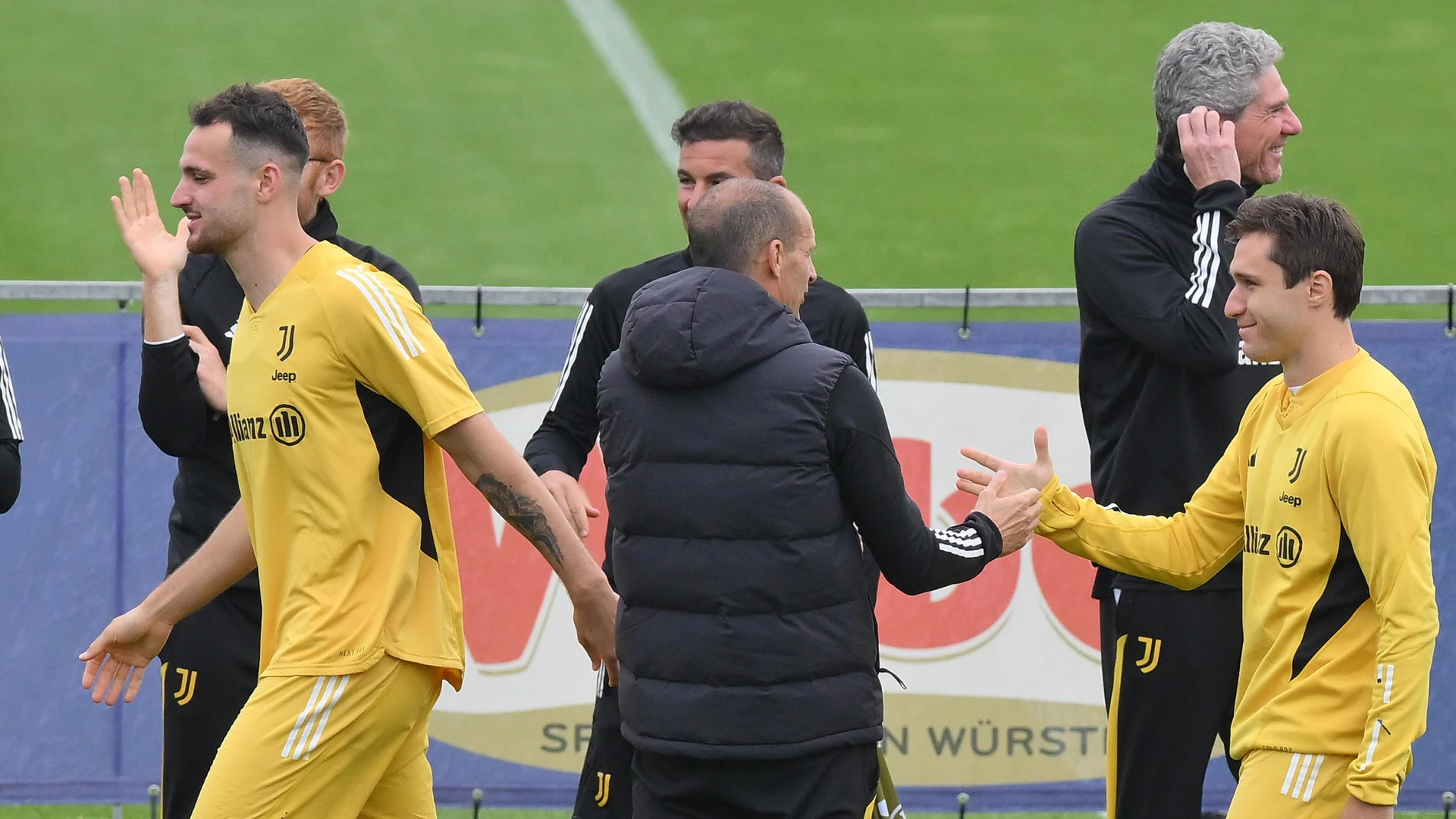 Turin (Italy), 14/05/2024.- Juventus' Federico Gatti (L), Federico Chiesa (R) and coach Massimiliano Allegri (C) attend a training session on the eve of the Italian Coppa Italia final soccer match against Atalanta at Continassa in Turin, Italy, 14 May 2024. (Italia) EFE/EPA/Alessandro Di Marco