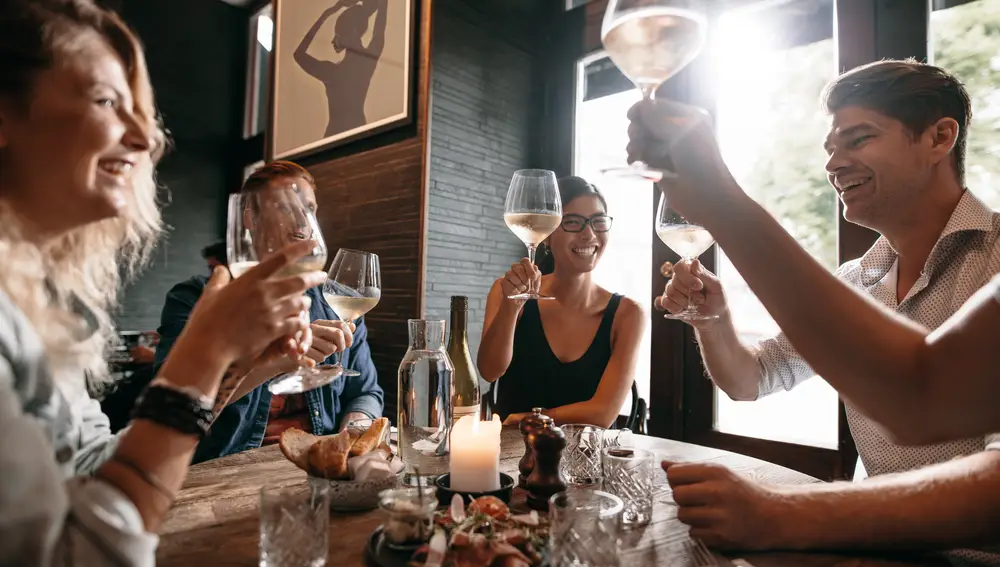 Los amigos son la familia que elegimos y los expertos de Harvard tienen claro por qué nos tenemos que rodear de buenas amistades para tener una buena vida y salud mental