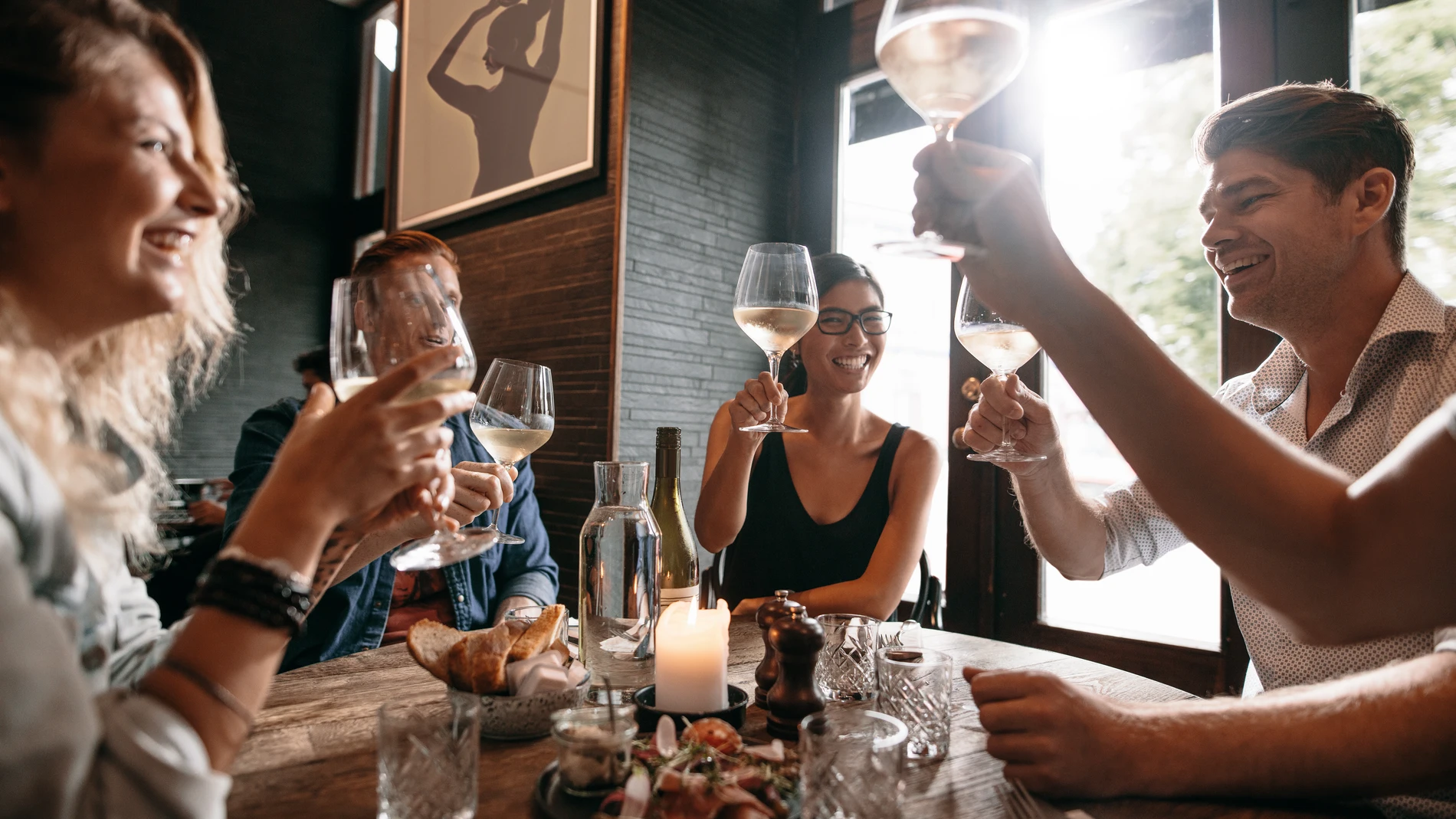 Los amigos son la familia que elegimos y los expertos de Harvard tienen claro por qué nos tenemos que rodear de buenas amistades para tener una buena vida y salud mental