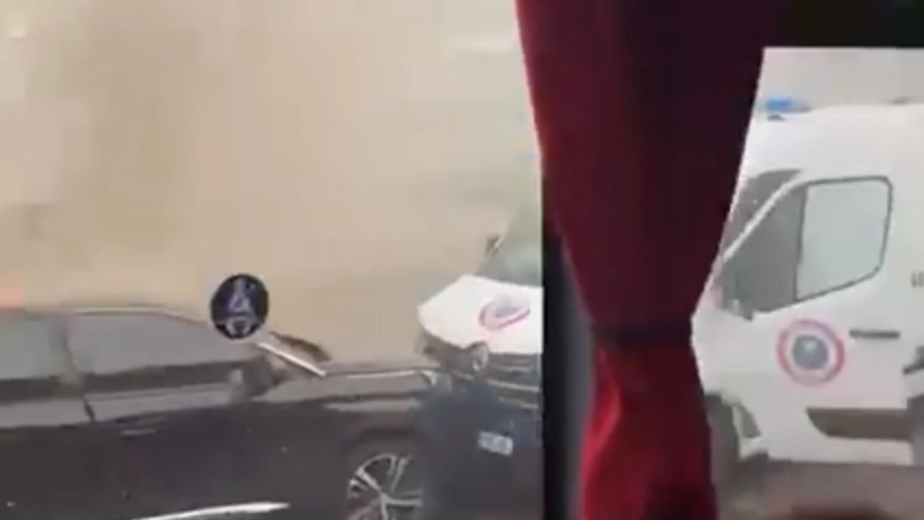 Imagen del asalto al furgón policial tomada minutos después desde el interior de un vehículo