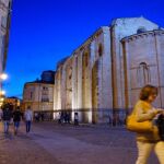 Gente paseando por las calles de Zamora