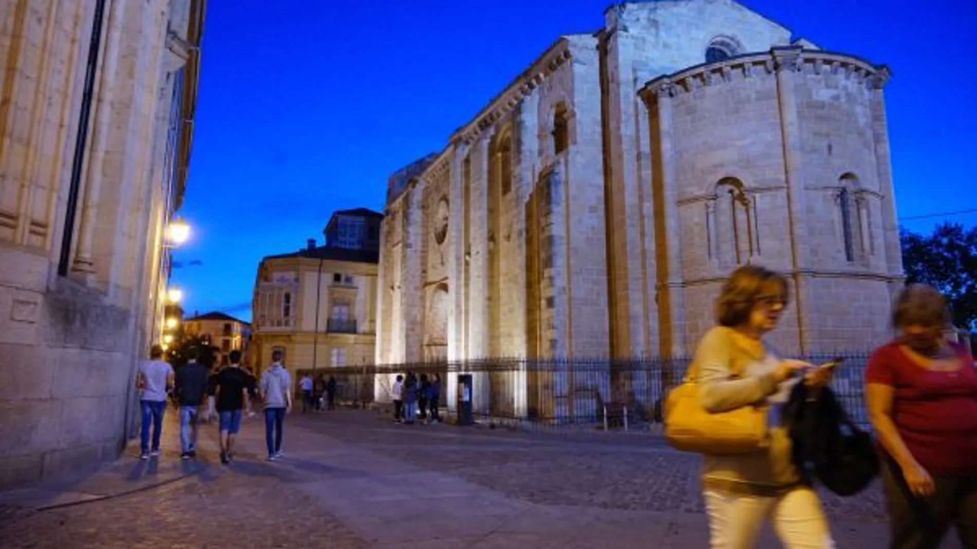 Gente paseando por las calles de Zamora