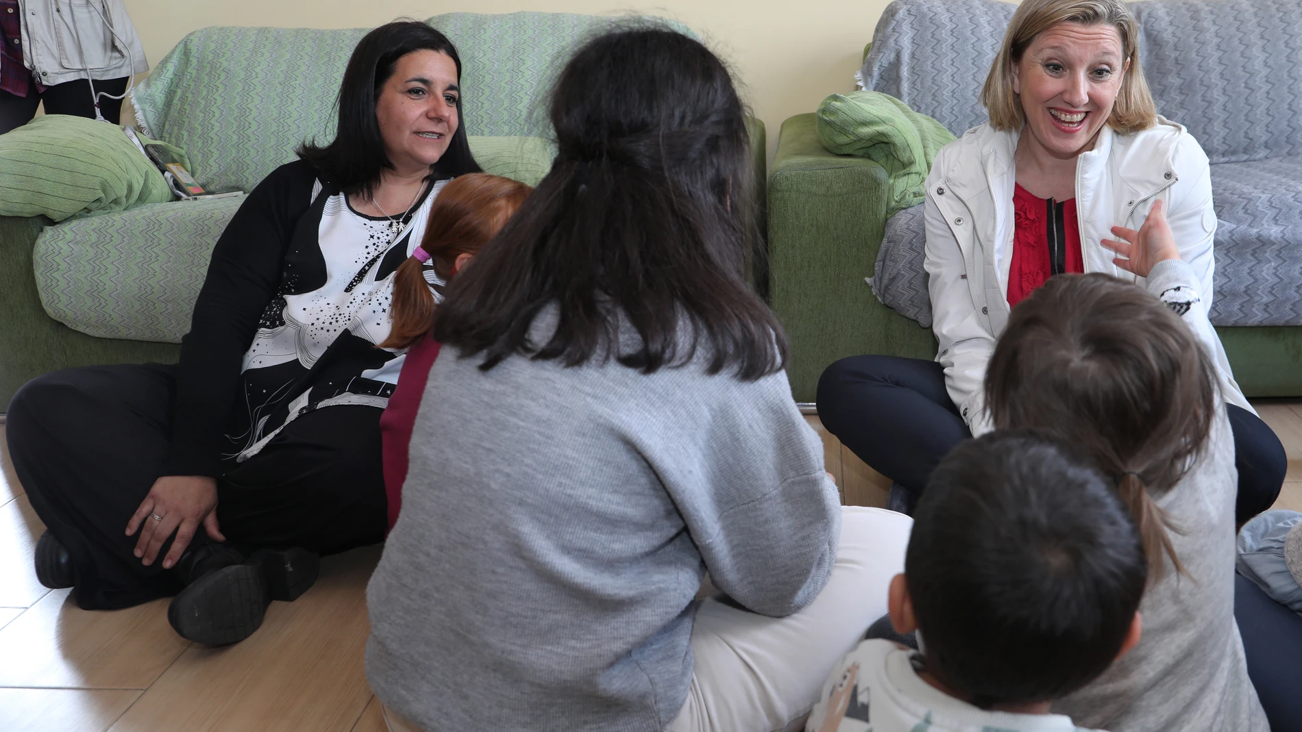 La consejera de Familia e Igualdad de Oportunidades, Isabel Blanco(D), visita los Hogares de Mensajeros de la Paz, en la imagen junto a la directora del Hogar Mayte Gómez y algunos de los menores