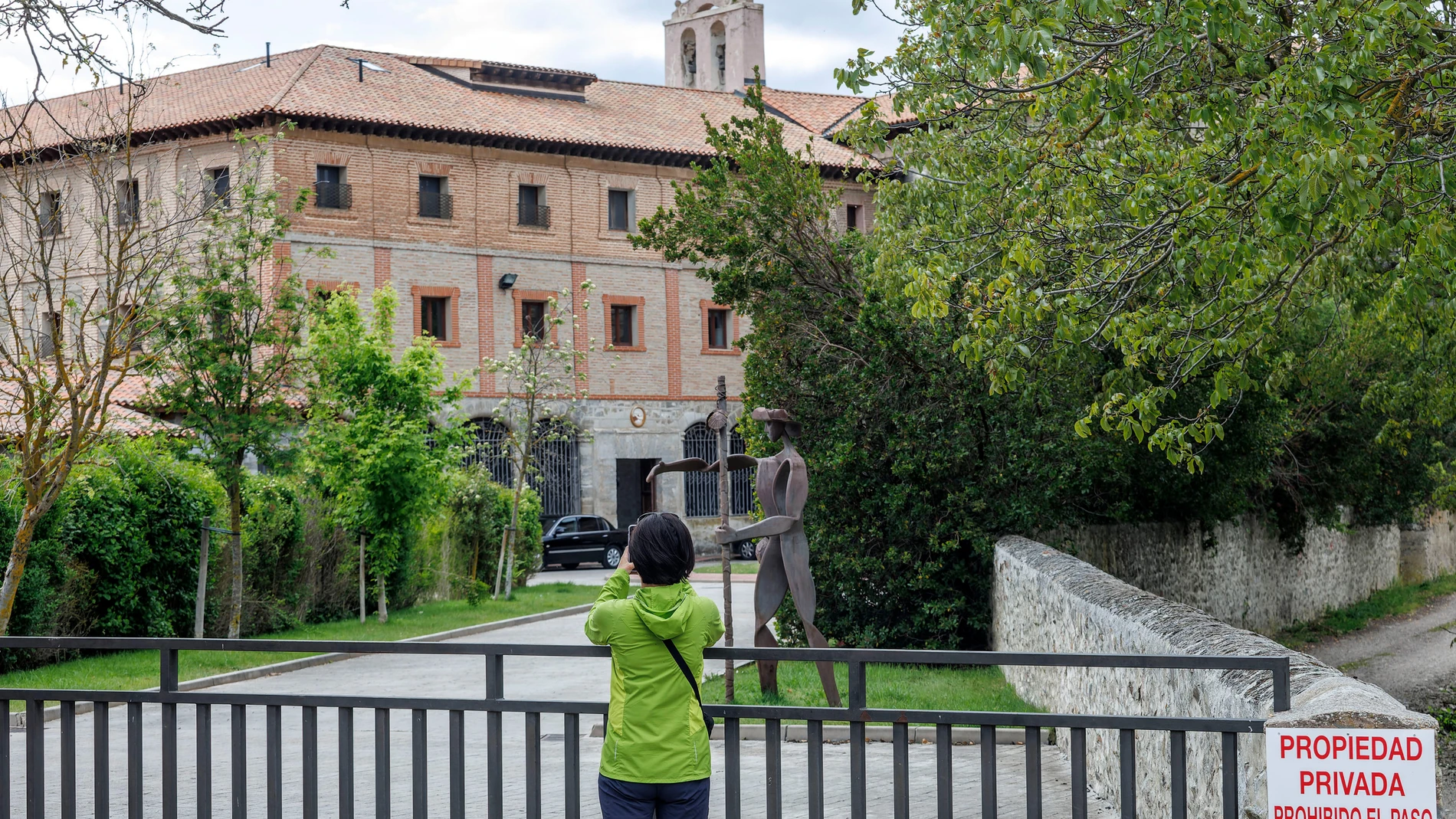 Una persona en el exterior del Convento de Belorado, a 14 de mayo de 2024, en Belorado, Burgos, Castilla y León (España). Las monjas clarisas de Belorado y Orduña, pertenecientes a la Orden de Hermanas Pobres de Santa Clara, han anunciado que abandonan la Iglesia Conciliar debido a la "persecución" que sufren y que "ha puesto palos de rueda" a su comunidad, así como estar "bloqueadas" por Roma al no otorgarles la licencia de venta del convento de Derio y "querer quedarse" con sus propiedades,...