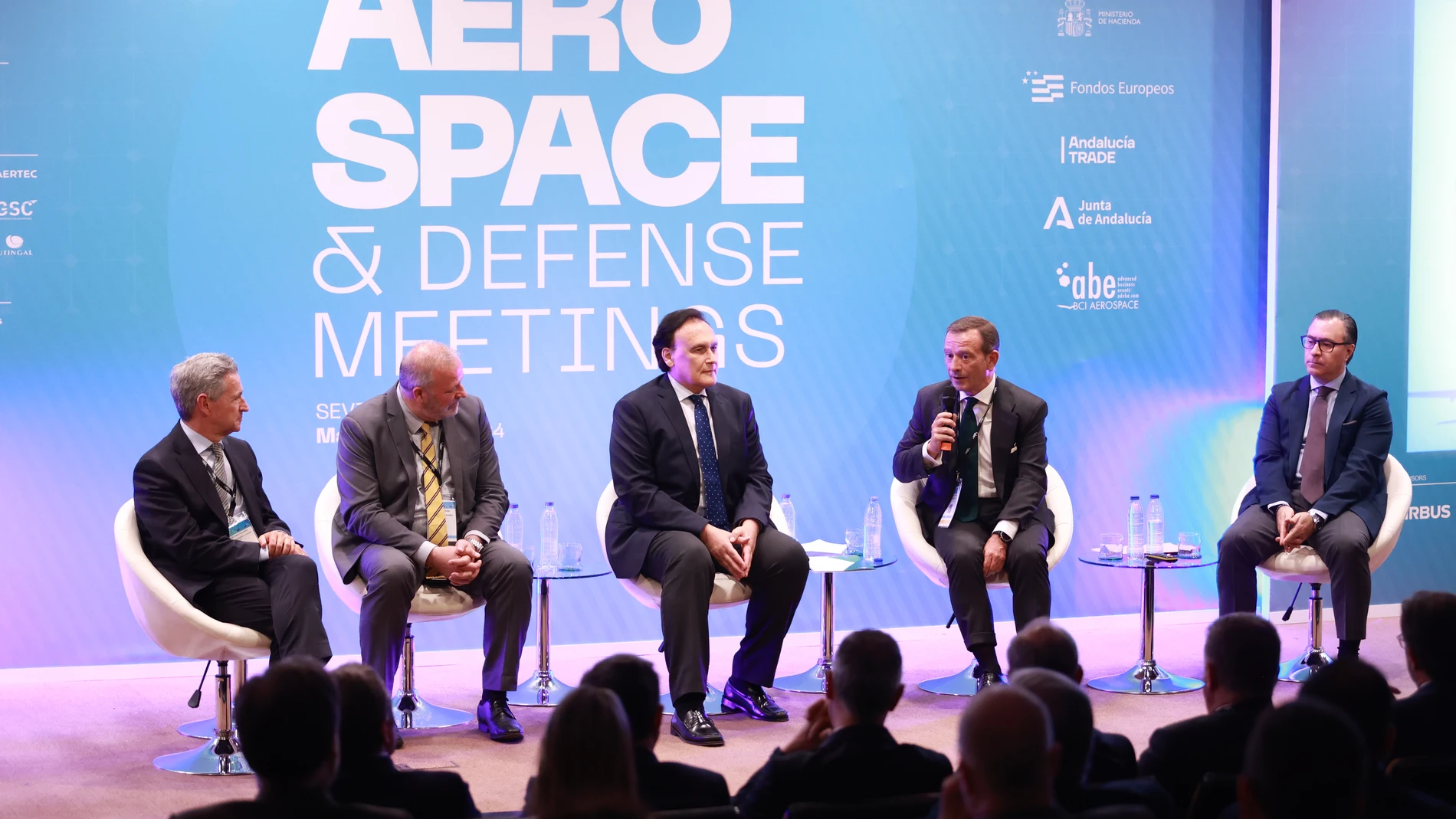 El consejero de Universidad, Investigación e Innovación, José Carlos Gómez Villamandos (c), participa en la inauguración de las conferencias de 'Aerospace & Defense Meetings Sevilla 2024'. A 14 de mayo de 2024, en Sevilla (Andalucía, España). El consejero de Universidad, Investigación e Innovación, José Carlos Gómez Villamandos, ha participado en la apertura de las conferencias plenarias de 'Aerospace & Defense Meetings Sevilla 2024' (ADM Sevilla) que se ha celebrado en el Palacio de Exposici...
