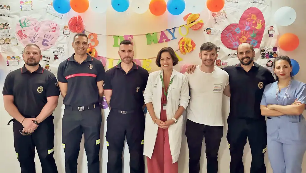 Los bomberos en la planta de Pediatría, con, entre otros, la directora del Hospital, Rocío del Castillo