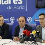 Tomas Cabezón atiende a la prensa junto a Benito serrano y Rafael Hernando