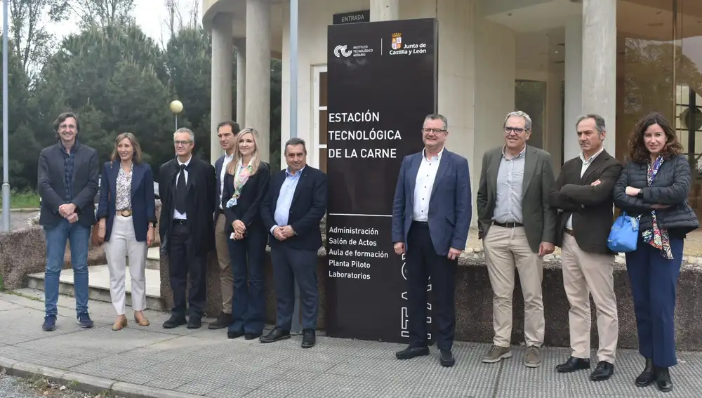 El consejero, Gerardo Dueñas, ha felicitado a los trabajadores de la Estación Tecnológica de la Carne de Guijuelo y ha lanzado un mensaje de ánimo a los agricultores en el día de su patrón: “Gracias por alimentar al mundo”.