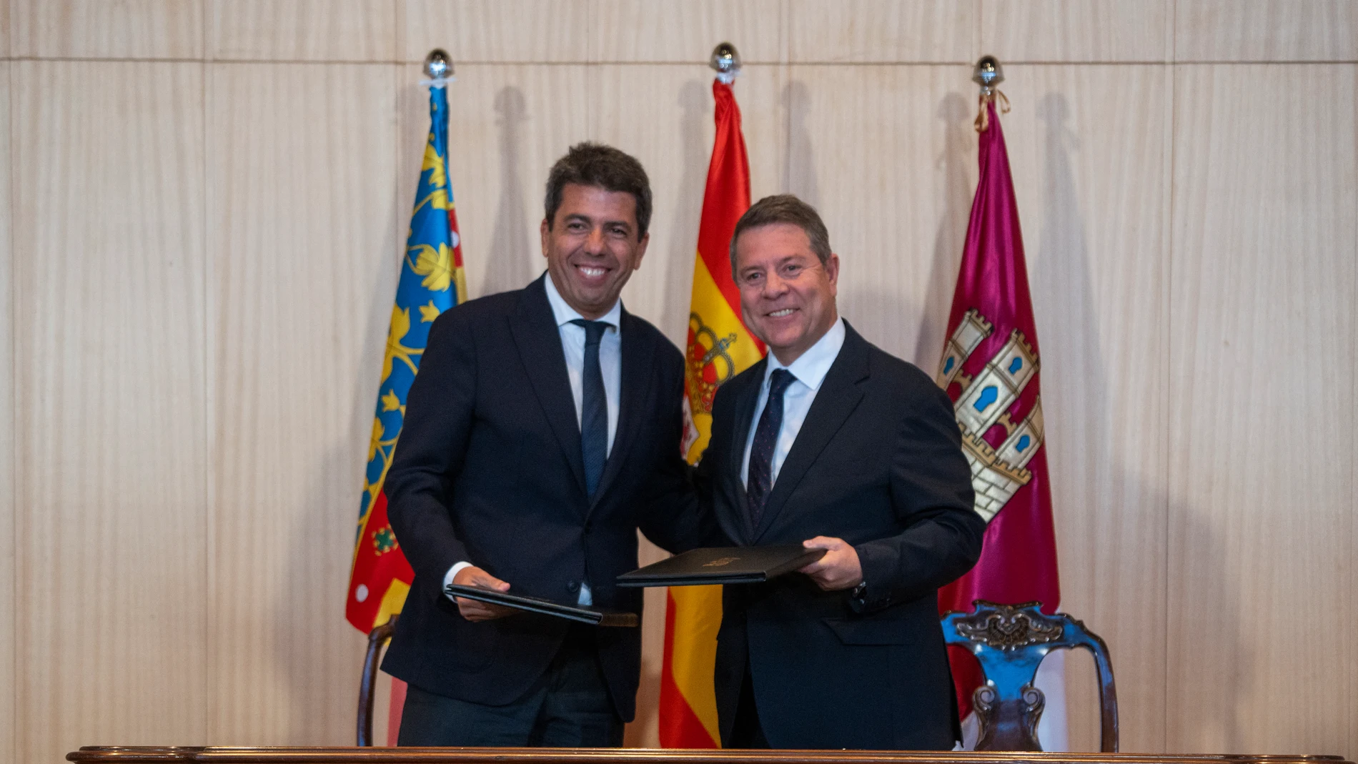 El president de la Generalitat Valenciana, Carlos Mazón (i), y el presidente de Castilla-La Mancha, Emiliano García-Page (d), durante la firma de un acuerdo de colaboración entre la Generalitat Valenciana y la Junta de Comunidades de Castilla-La Mancha para la atención sanitaria en zonas limítrofes, en el Hospital de Requena, a 15 de mayo de 2024, en Requena, Valencia, Comunidad Valenciana (España). El acuerdo firmado hoy pretende beneficiar a los ciudadanos residentes en cinco municipios del...