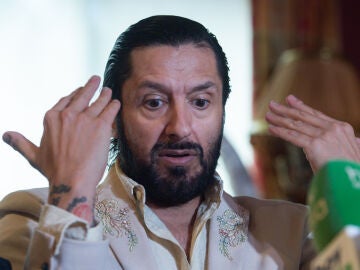 El bailaor Rafael Amargo durante una rueda tras ser absuelto, en el bufete jur&iacute;dico del abogado, a 15 de mayo de 2024, en Madrid (Espa&ntilde;a). Rafael Amargo ha sido absuelto de la acusaci&oacute;n de vender droga desde su casa. El juicio a Rafael Amargo, a su productor Eduardo de Santos y a su socio Manuel &Aacute;ngel Batista Le&oacute;n se celebr&oacute; el pasado mes de abril, y la Fiscal&iacute;a ped&iacute;a para los dos primeros nueve a&ntilde;os de c&aacute;rcel y seis para el tercero, mientras que los acusados defendieron que consum&iacute;an droga, ...