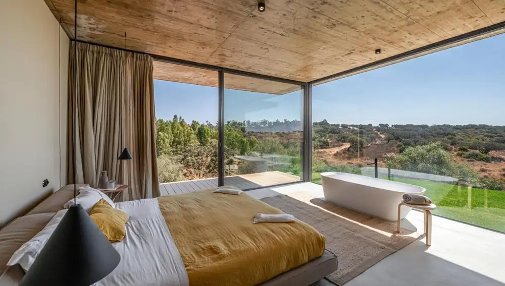 Detalle de una de las suites con el campo como fondo