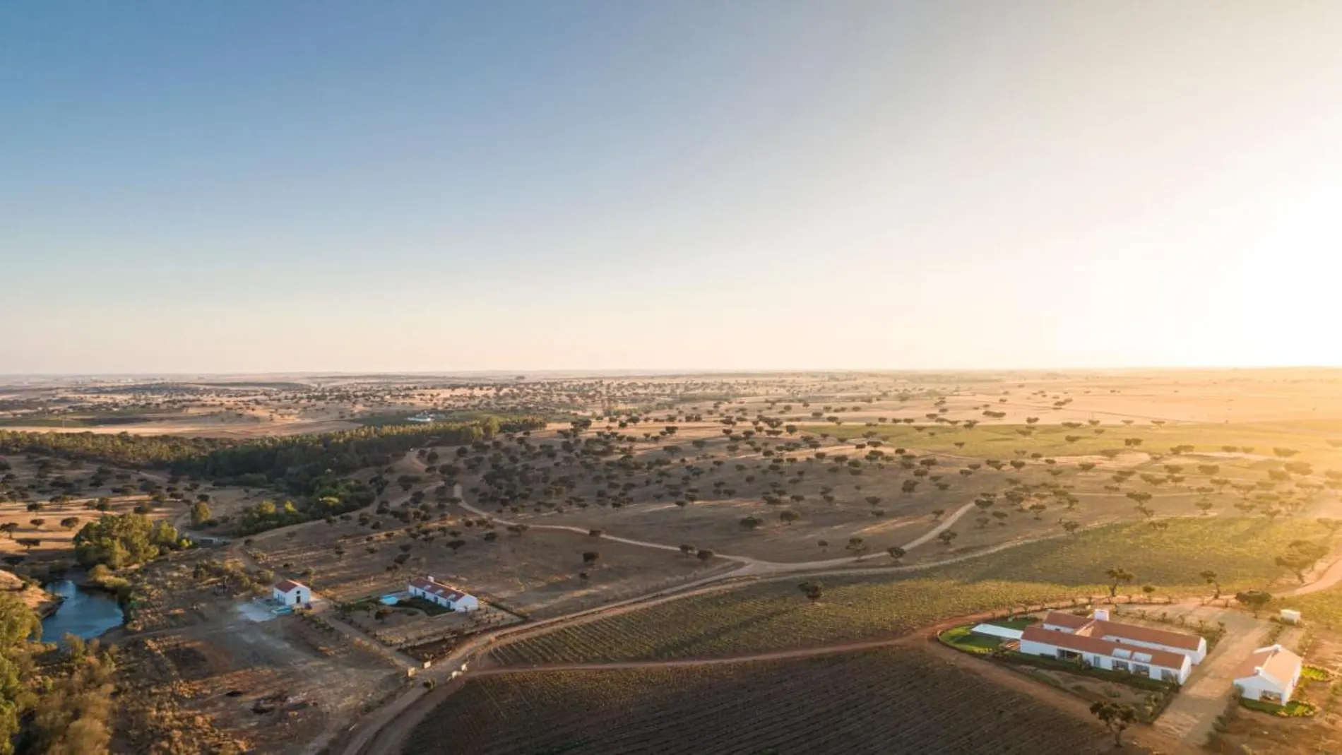 Imagen aérea que muestra el lugar donde se ubica Herdade da Malhadinha Nova, en medio de la naturaleza