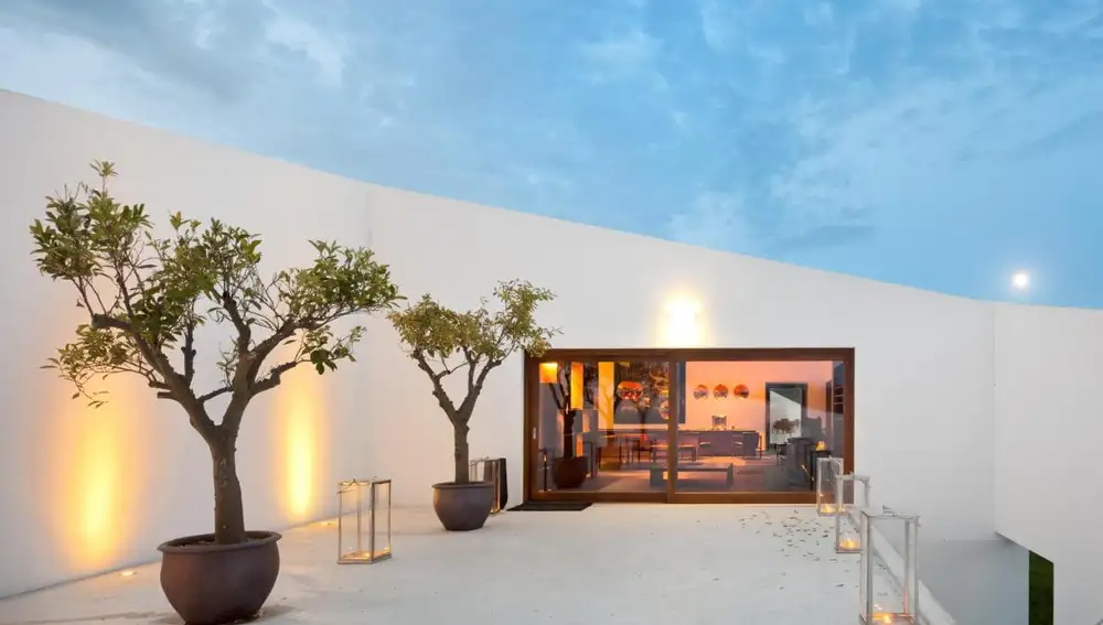 Las líneas rectas y un inmaculado color blanco definen la arquitectura de este hotel