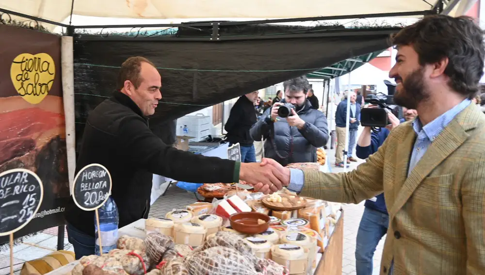 García-Gallardo saluda a un productor en la Feria de Lumbrales
