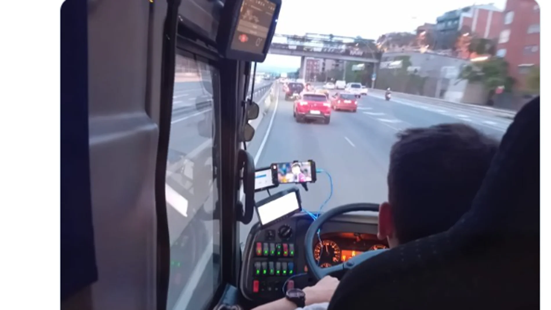 Denuncian que a un conductor de autobús por mirar un partido del Barça por el móvil mientras conducía