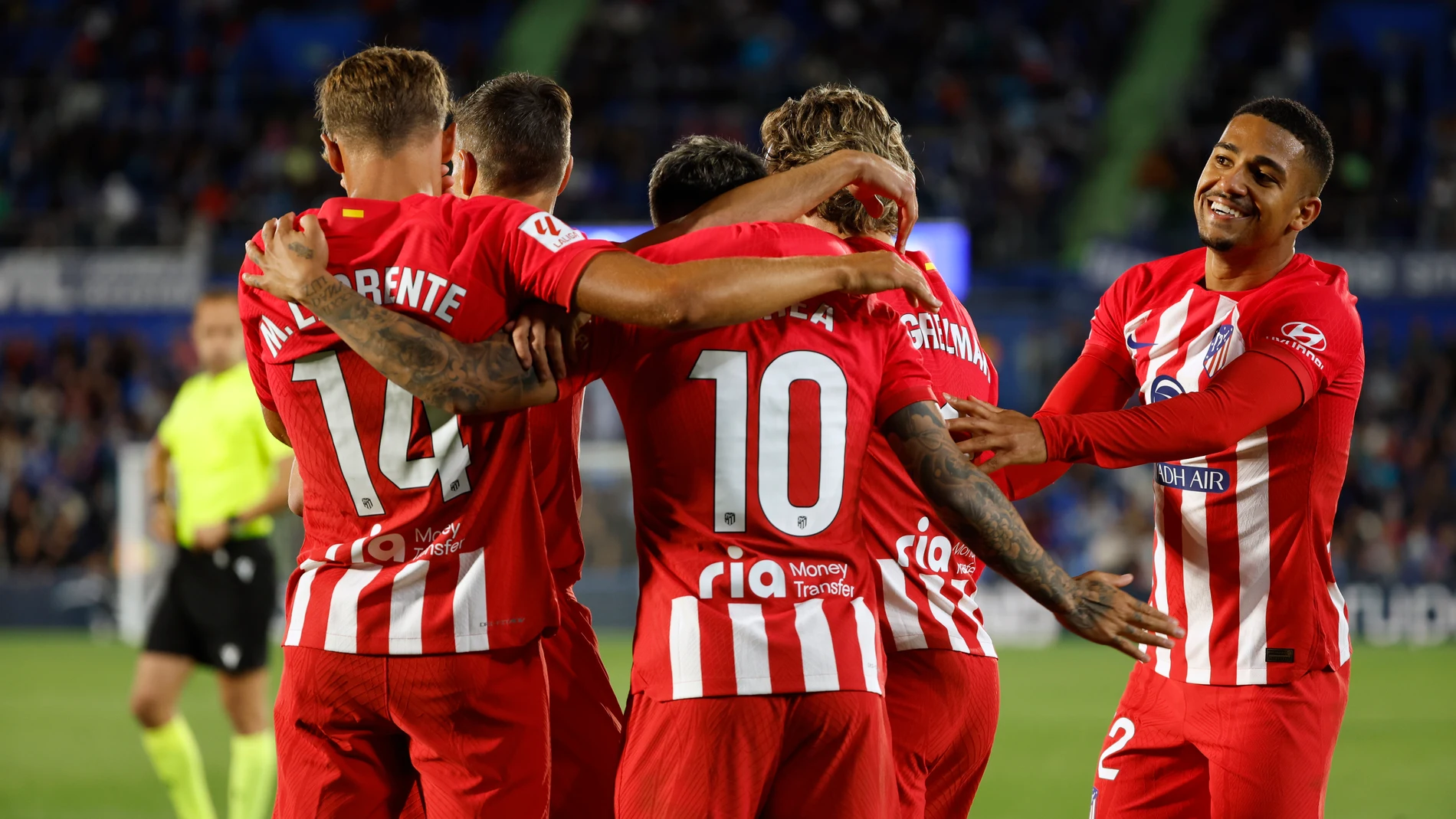GETAFE, 15/05/2024.- Los jugadores del Atlético de Madrid celebran el tercer golante el Getafe, durante el partido de Liga en Primera División que Getafe CF y Atlético de Madrid disputan hoy miércoles en el estadio Coliseum. EFE/Mariscal