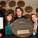 El maestro peruano con las hermanas Yolanda y Carolina García Viadero