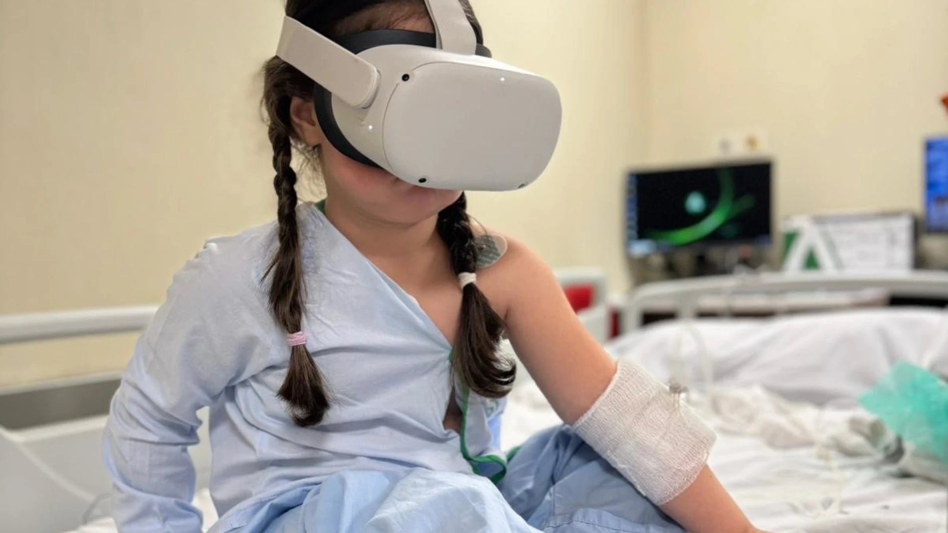 El Hospital Santa Ana de Motril (Granada) es uno de los últimos centros hospitalarios andaluces que ha adquirido gafas de realidad virtual para mejorar la atención que se presta al paciente pediátrico quirúrgico.JUNTA DE ANDALUCIA15/05/2024
