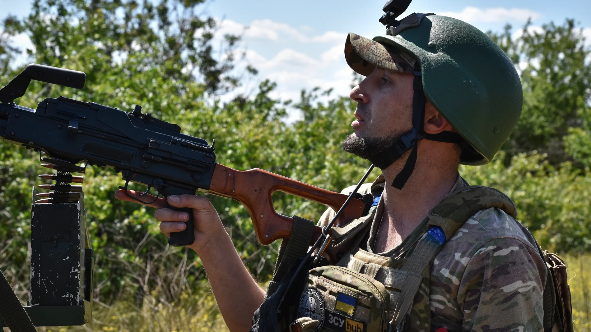 Ukrainian serviceman of mobile air defence unit of Ukraine's 141st separate infantry brigade guards with his machine gun on a duty in Zaporizhzhia region, Ukraine, Thursday, May 16, 2024. (AP Photo/Andriy Andriyenko)