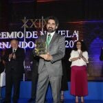 Manuel Loureiro recoge el premio durante la la cena de gala de la vigésimo novena edición del Premio de Novela Fernando Lara, que se celebra en los Reales Alcázares de Sevilla.