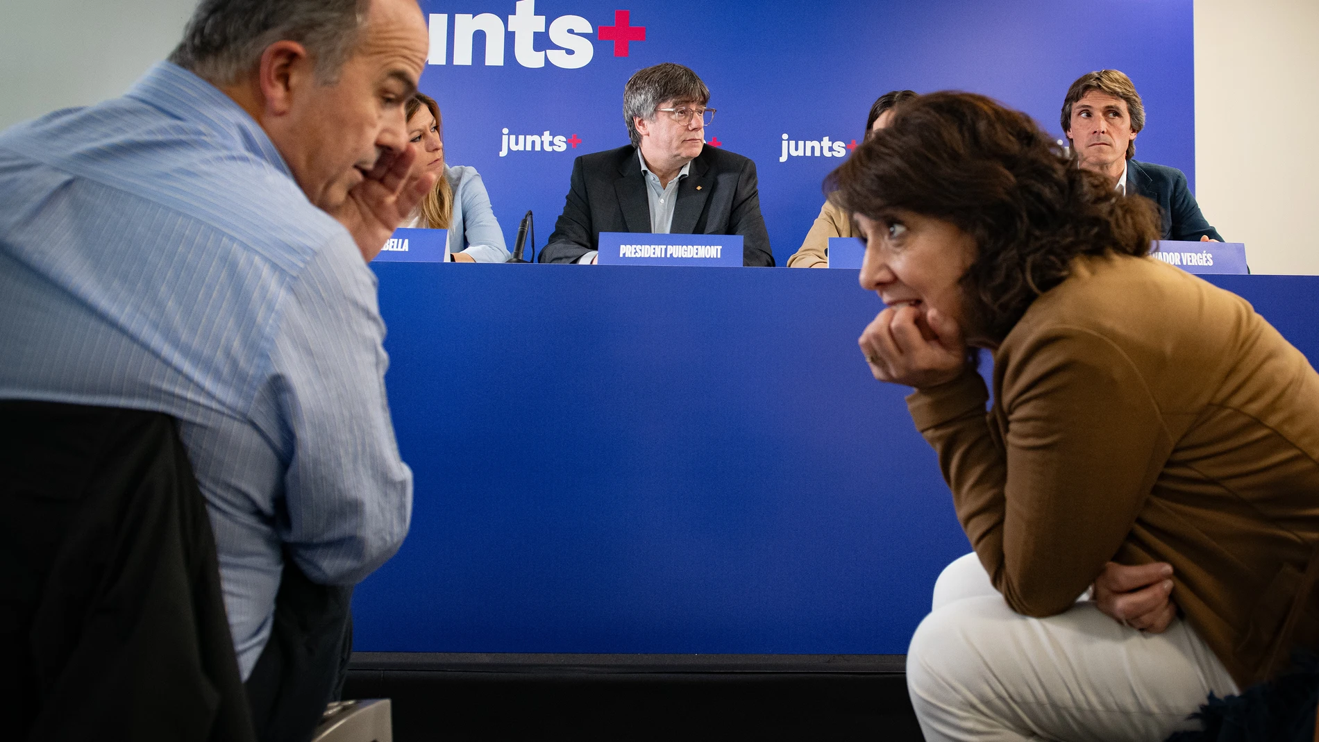 El secretario general de Junts per Catalunya, Jordi Turull (i), el expresidente de la Generalitat y candidato de Junts a las elecciones catalanas, Carles Puigdemont (c), durante una reunión con diputados de Junts, en Les 5 Éléments, a 16 de mayo de 2024, en Perpignan (Francia). Carles Puigdemont se ha reunido con los diputados electos de Junts para tejer la estrategia a seguir del partido a partir de las elecciones autonómicas del pasado 12 de mayo. La candidatura encabezada por Puigdemont ob...