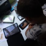 Casi la mitad de los adolescentes conoce a jóvenes que controlan a sus parejas en Internet, según Save the Children